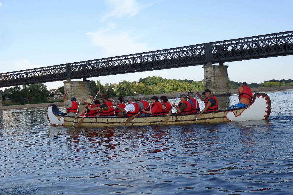 Canoé en groupe sous le pont de Pouilly